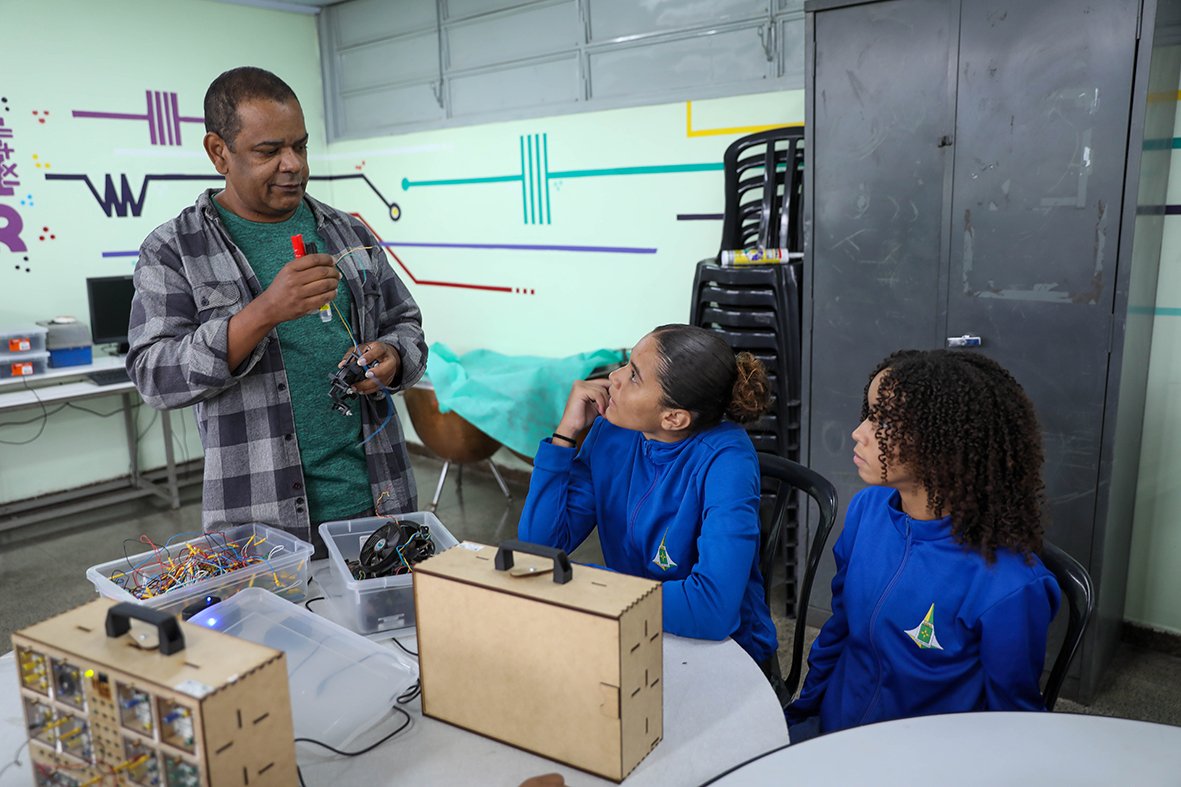 Estudantes do Guará aprendem sobre ciência e tecnologia com autonomia e mão na massa Estudantes do Guará aprendem sobre ciência e tecnologia com autonomia e mão na massa