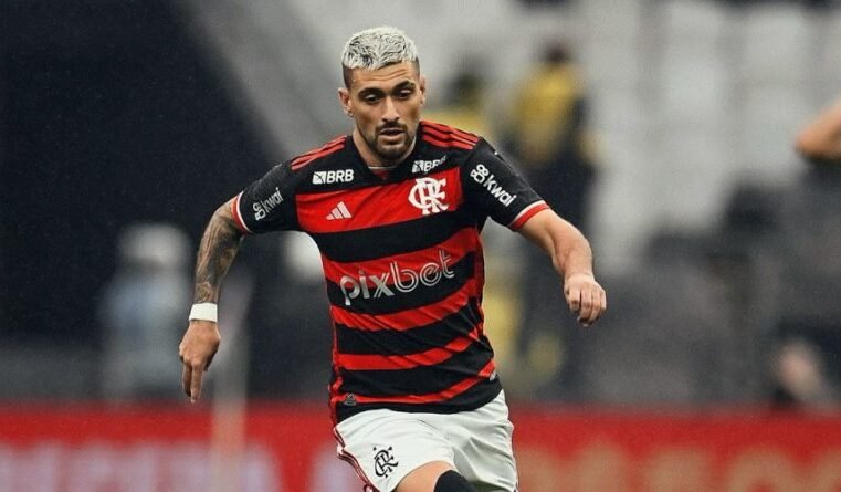 Flamengo vence com goleiro herói, pênaltis polêmicos e cola no líder Palmeiras