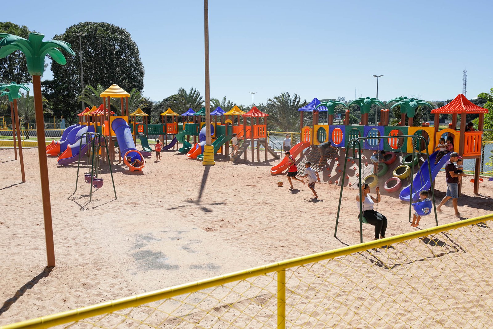 GDF investe em lazer para a população de Brazlândia e entrega três novos parques infantis à população GDF investe em lazer para a população de Brazlândia e entrega três novos parques infantis à população