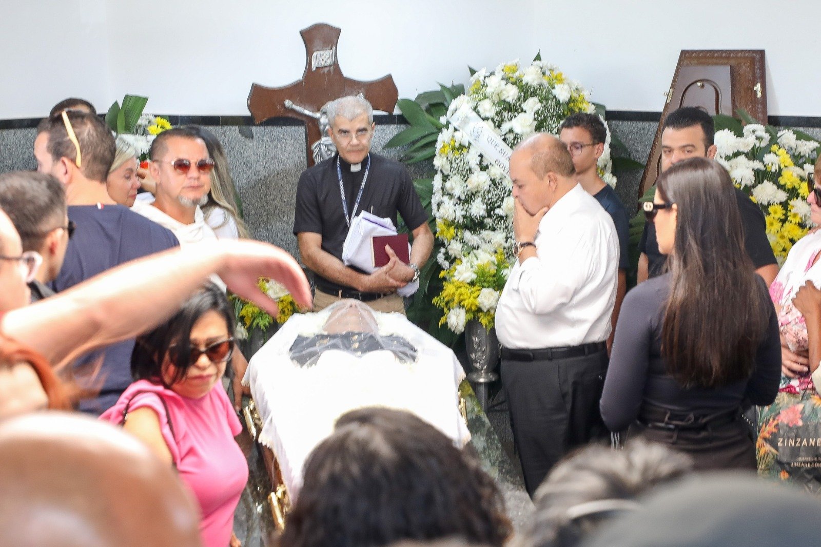 Governador Ibaneis Rocha se despede de subtenente da PMDF em velório no Cemitério de Taguatinga