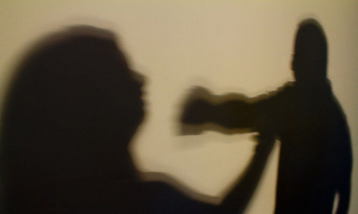 Homem é preso por tentativa de feminicídio em via pública de Taguatinga Homem é preso por tentativa de feminicídio em via pública de Taguatinga
