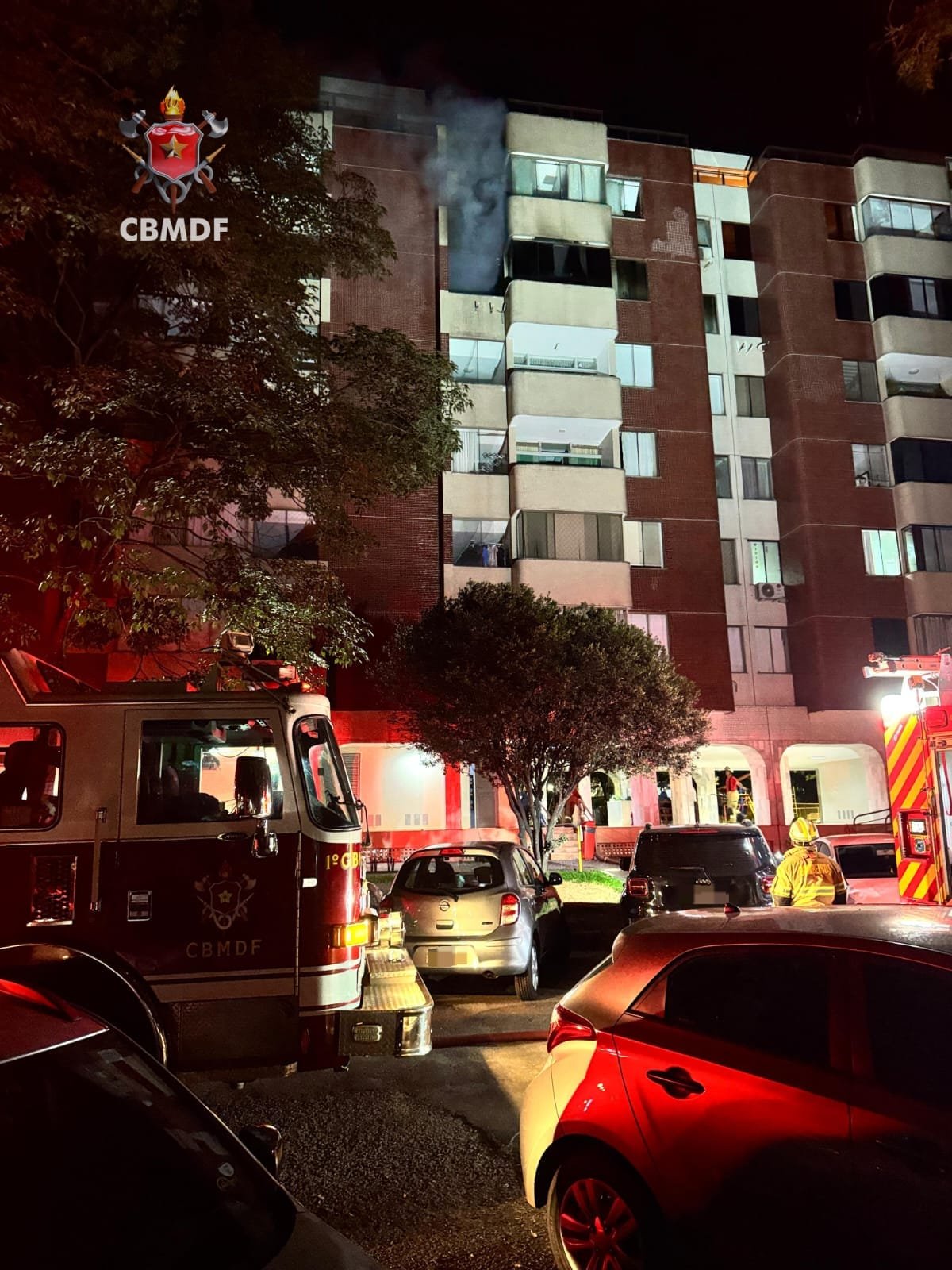 Incêndio em apartamento mobiliza nove viaturas do CBMDF e força evacuação de 200 moradores na Asa Norte Incêndio em apartamento mobiliza nove viaturas do CBMDF e força evacuação de 200 moradores na Asa Norte