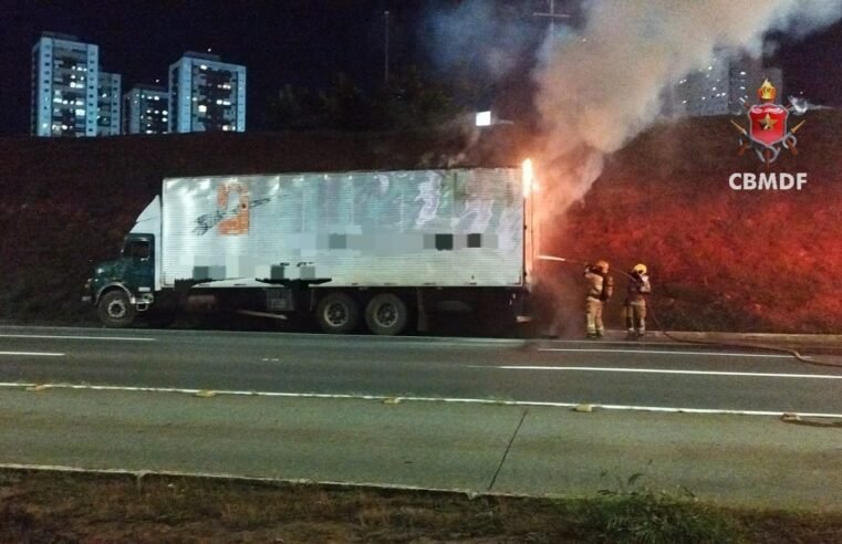 Incêndio em caminhão mobiliza bombeiros e interdita via na EPTG