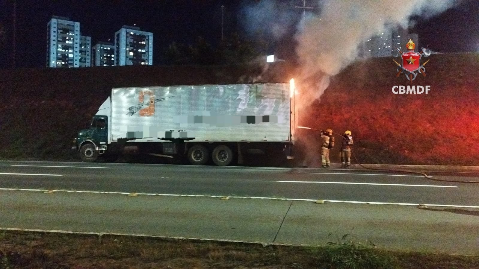 Incêndio em caminhão mobiliza bombeiros e interdita via na EPTG Incêndio em caminhão mobiliza bombeiros e interdita via na EPTG