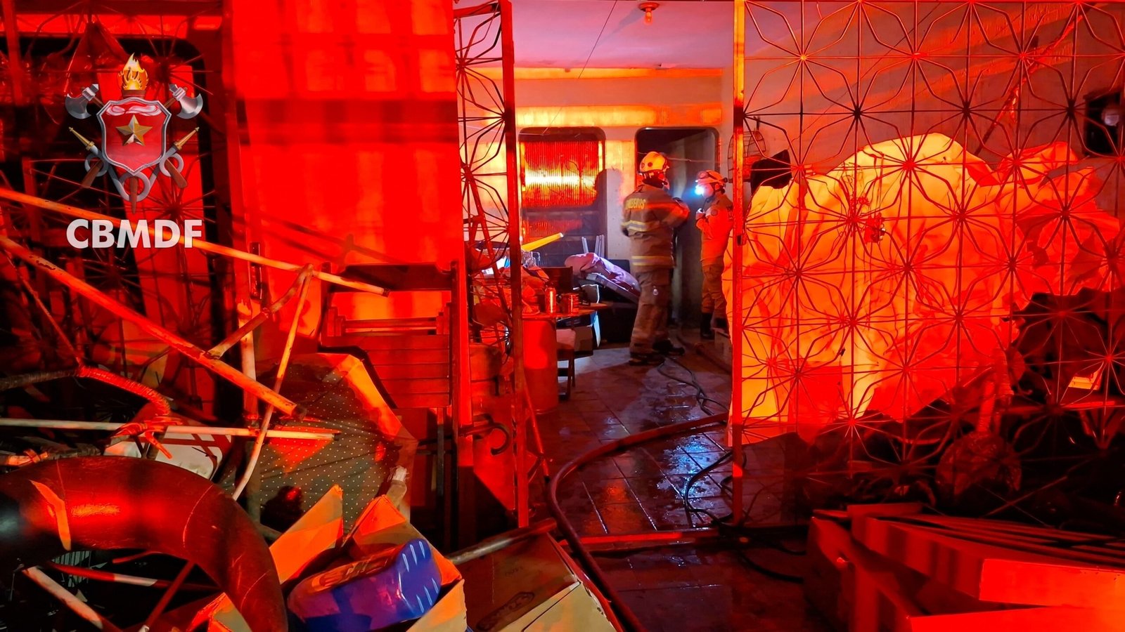 Incêndio em residência mobiliza bombeiros e assusta moradores em Taguatinga Sul Incêndio em residência mobiliza bombeiros e assusta moradores em Taguatinga Sul