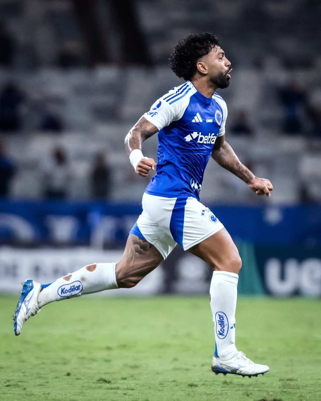 Já eliminado da Sul-Americana, Cruzeiro vira com Gabigol herói em Mineirão vazio