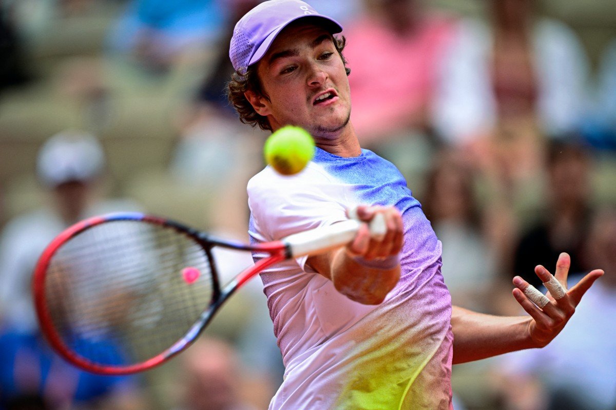 João Fonseca é dominado por número 5 do mundo e cai na terceira rodada em Roland Garros