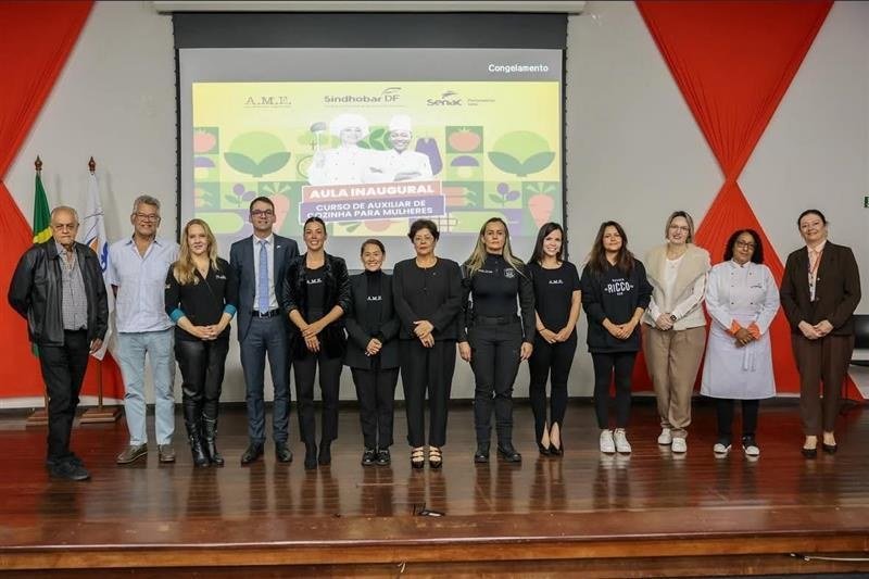 Juíza do TJDFT prestigia aula inaugural de auxiliar de cozinha para reeducandas Juíza do TJDFT prestigia aula inaugural de auxiliar de cozinha para reeducandas