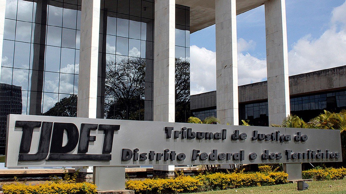 Justiça do DF proíbe greve de professores e impõe multa milionária ao sindicato Justiça do DF proíbe greve de professores e impõe multa milionária ao sindicato