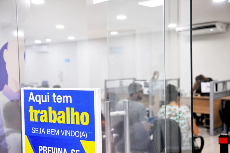 Mais de mil vagas de emprego estão abertas nas agências do trabalhador