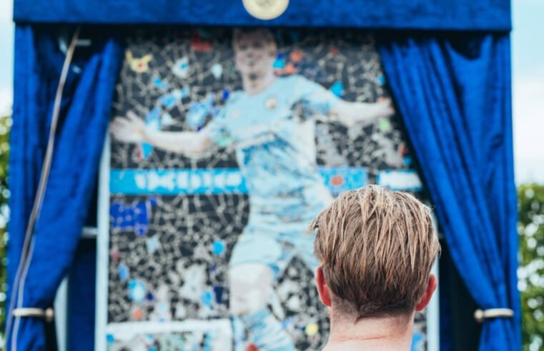 Manchester City homenageia De Bruyne com mosaico e nome de rua no CT