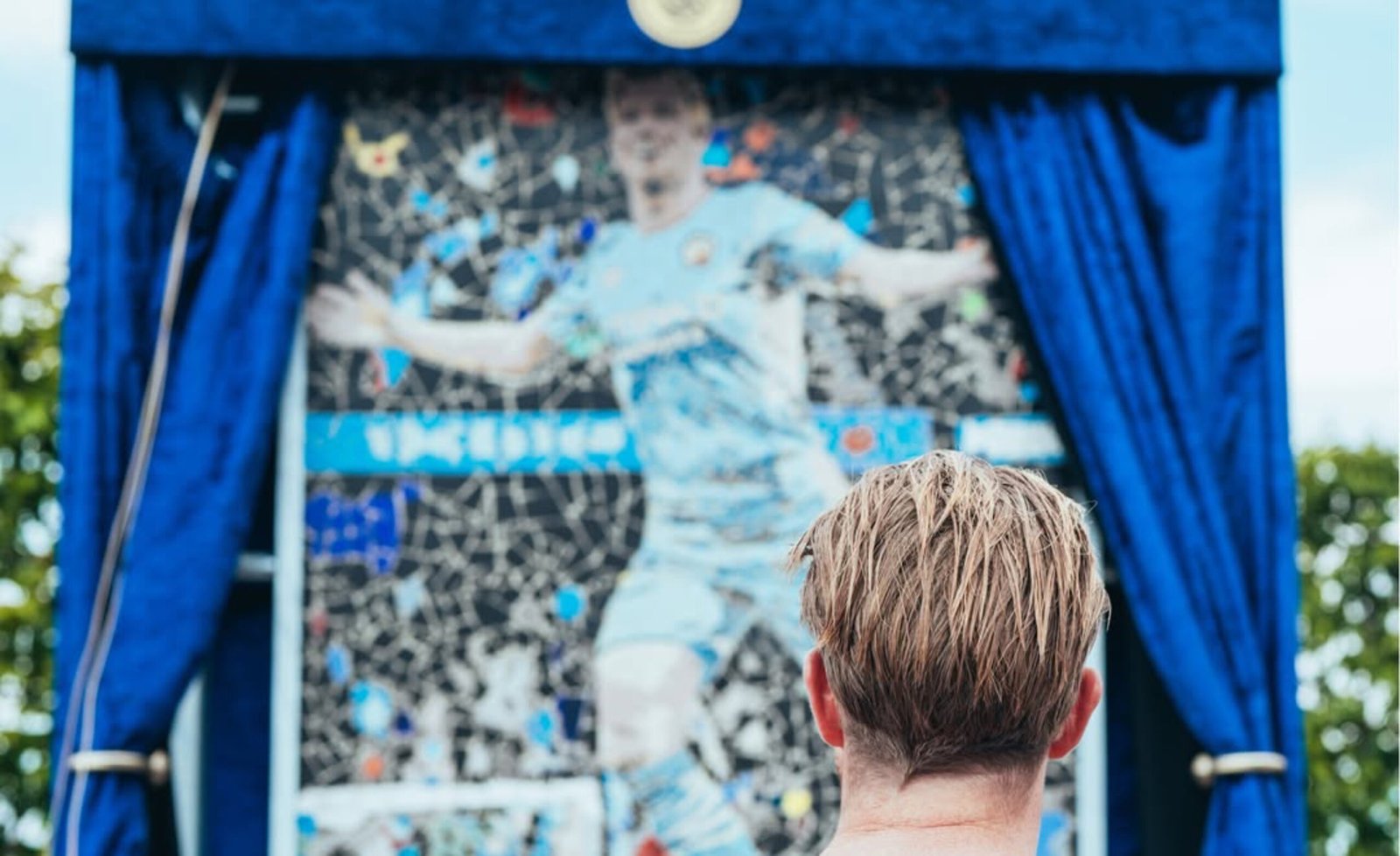 Manchester City homenageia De Bruyne com mosaico e nome de rua no CT Manchester City homenageia De Bruyne com mosaico e nome de rua no CT