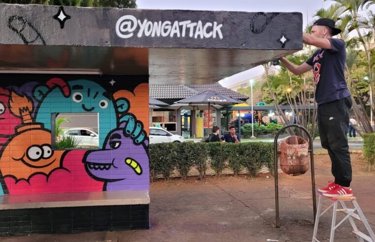 “Meu intuito é tornar a cidade mais bonita”: grafiteiro explica como transformou paradas de ônibus
