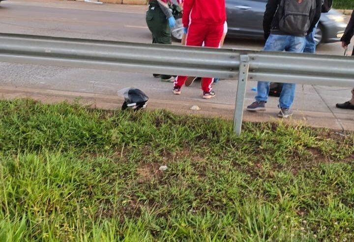 Motociclista sofre parada cardíaca após choque elétrico em acidente na via Estrutural