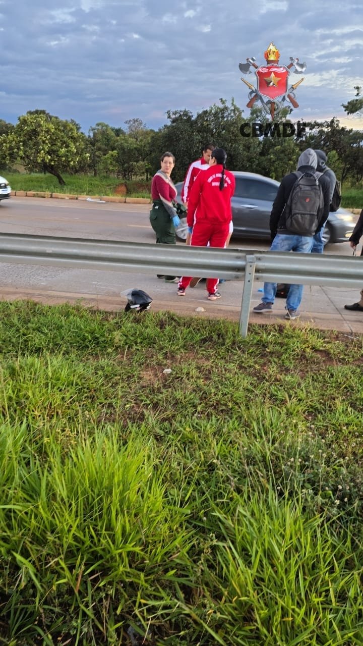 Motociclista sofre parada cardíaca após choque elétrico em acidente na via Estrutural