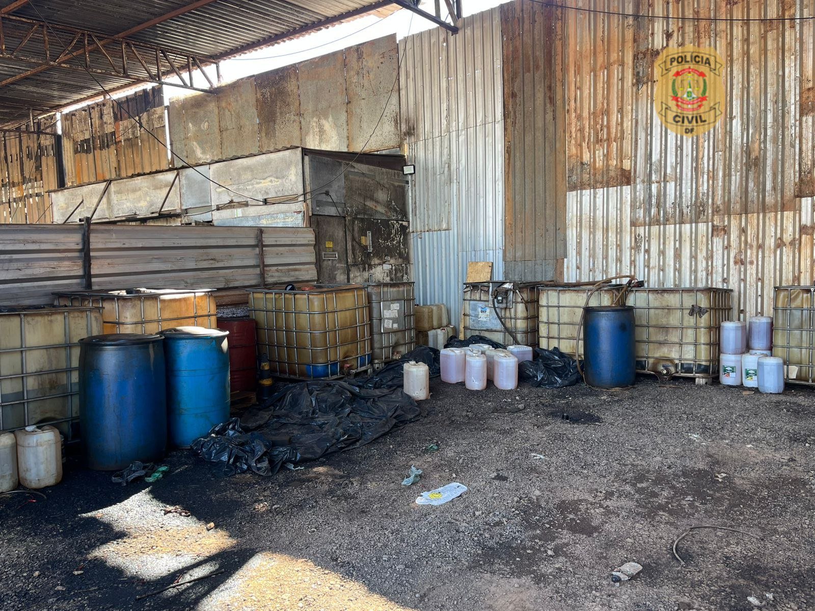 PCDF prende dois suspeitos por venda irregular de combustíveis no Setor de Inflamáveis PCDF prende dois suspeitos por venda irregular de combustíveis no Setor de Inflamáveis