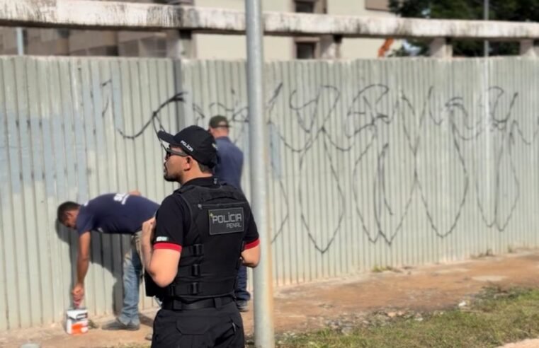 Polícia Penal retira pichações que promoviam facção criminosa na área central de Brasília