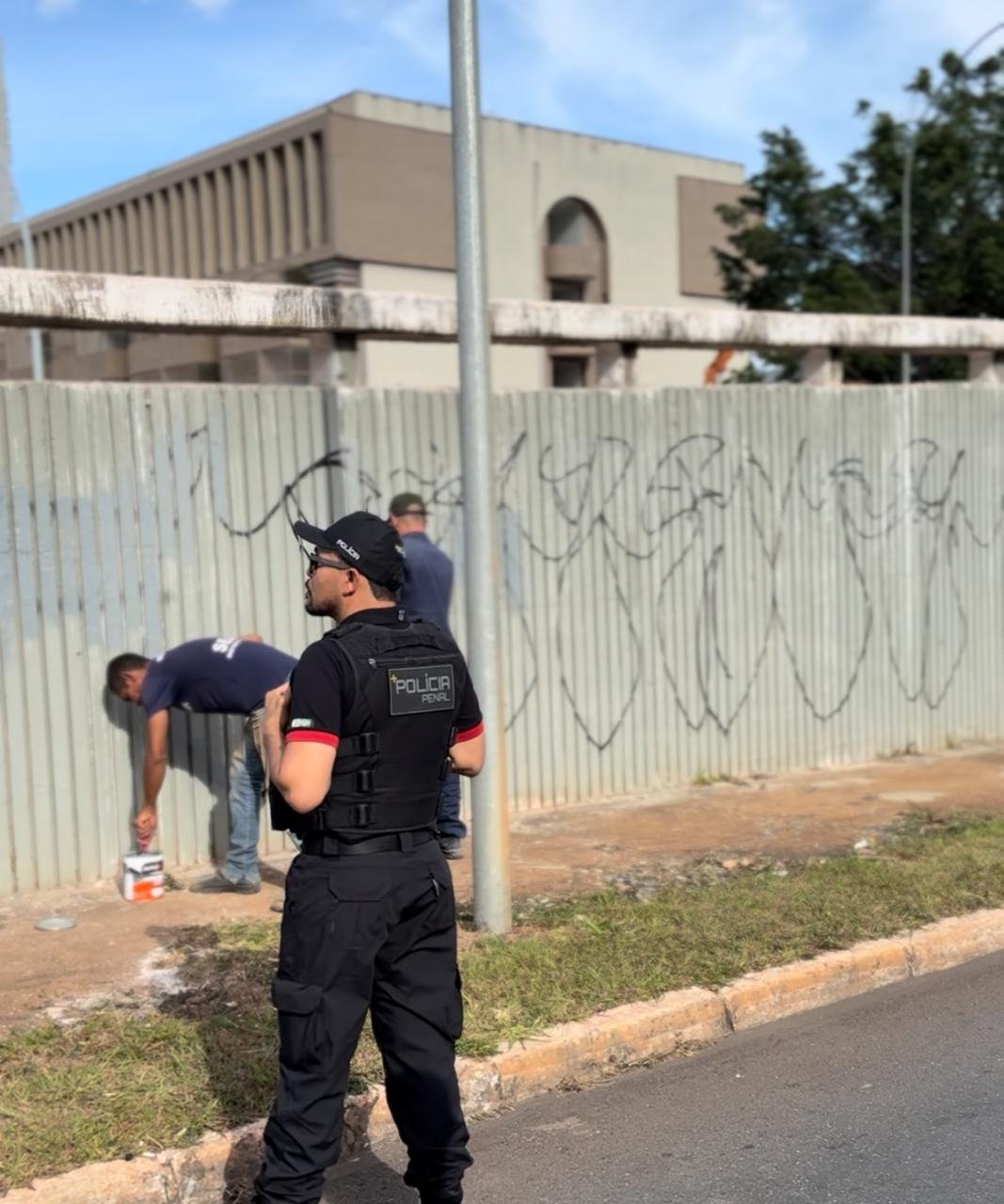 Polícia Penal retira pichações que promoviam facção criminosa na área central de Brasília Polícia Penal retira pichações que promoviam facção criminosa na área central de Brasília