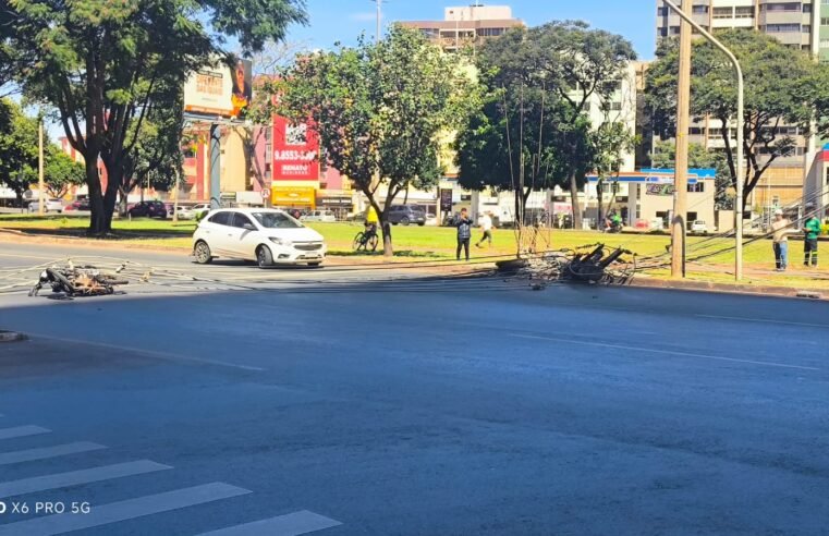Poste cai e quase atinge motociclista no Pistão Sul em Taguatinga