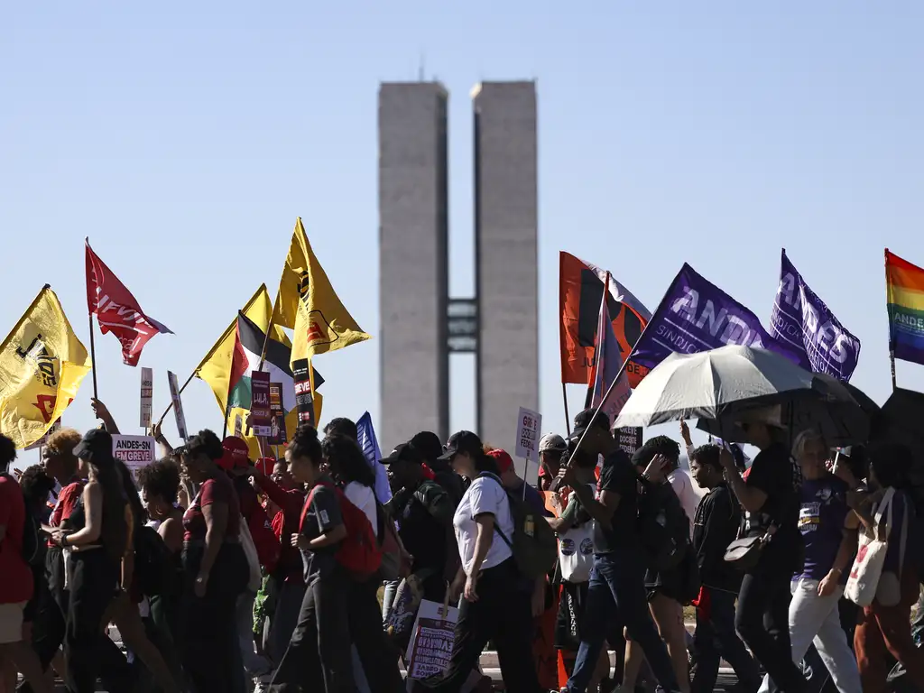 Greve dos professores da rede pública continua no DF Greve dos professores da rede pública continua no DF
