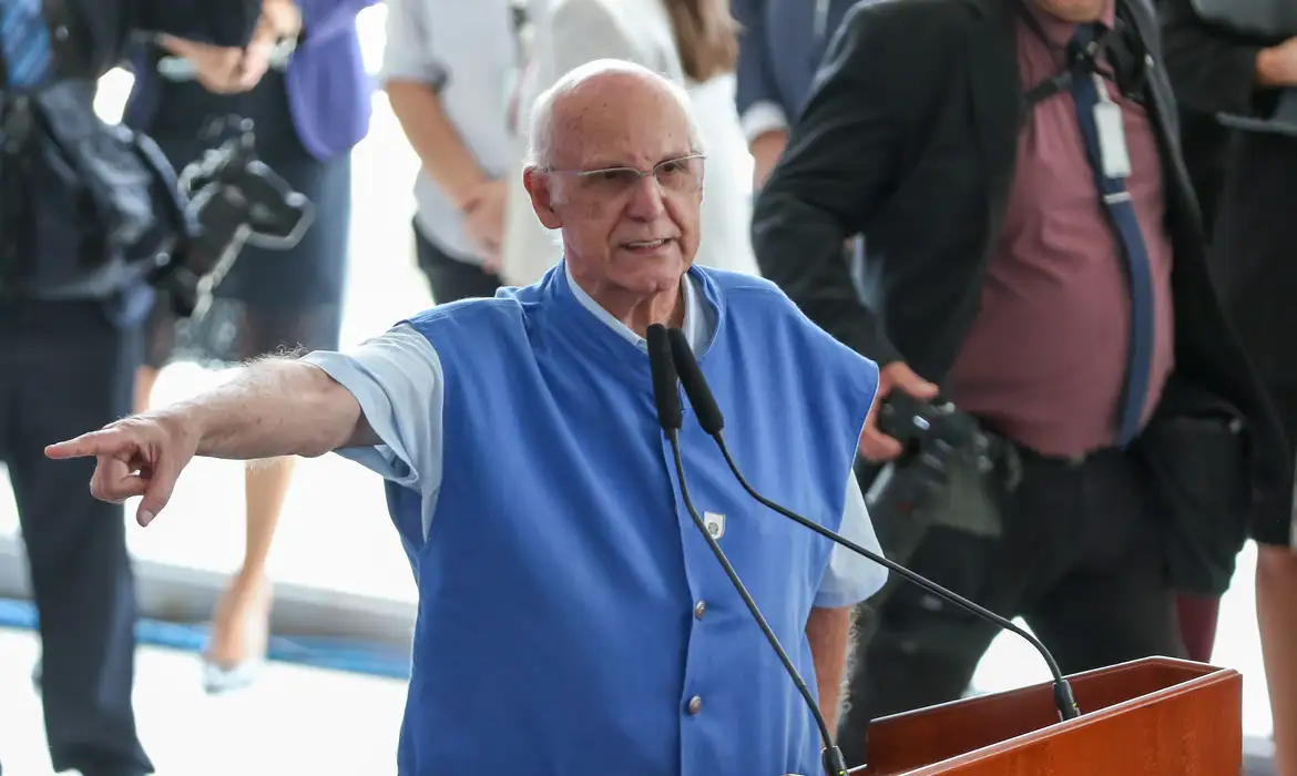 Projeto da CLDF propõe título de cidadão honorário ao Padre Júlio Lancellotti Projeto da CLDF propõe título de cidadão honorário ao Padre Júlio Lancellotti