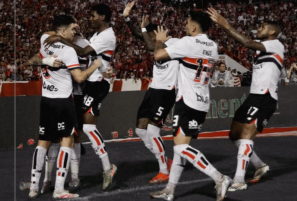 São Paulo usa Luciano e base, vence Náutico em jogo com expulsões e avança
