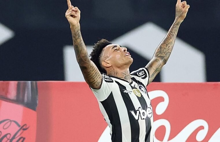 Sob olhares de Ancelotti, Botafogo vence o Universidad e avança ao mata-mata da Libertadores