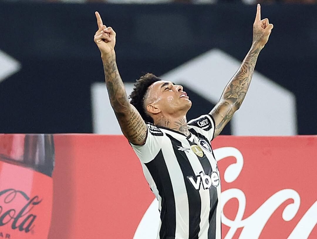 Sob olhares de Ancelotti, Botafogo vence o Universidad e avança ao mata-mata da Libertadores