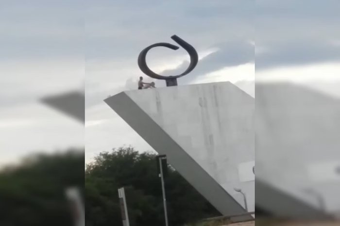 Vídeo: casal é flagrado fazendo sexo na Praça dos Três Poderes