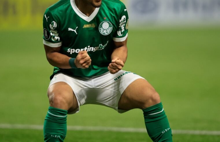 Vitor Roque faz nos acréscimos, Palmeiras bate São Paulo e é líder isolado