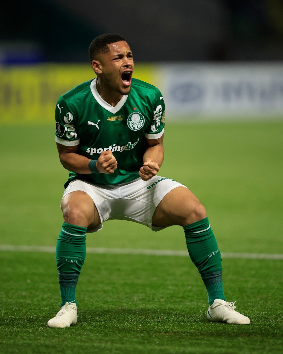 Vitor Roque faz nos acréscimos, Palmeiras bate São Paulo e é líder isolado