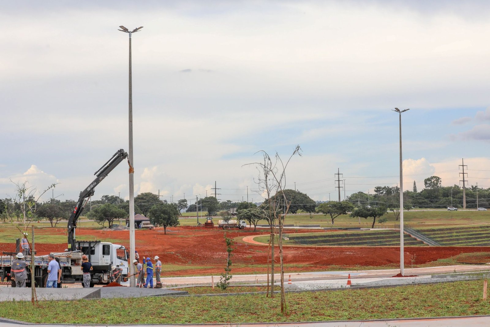 Viu um poste quebrado ou um local precisando de iluminação? Saiba como acionar a manutenção