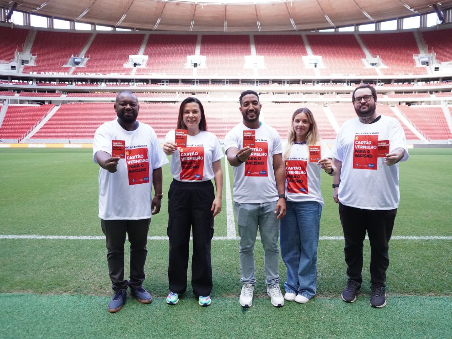 ‘Cartão Vermelho para o Racismo’ volta a campo e reforça combate à discriminação no futebol ‘Cartão Vermelho para o Racismo’ volta a campo e reforça combate à discriminação no futebol