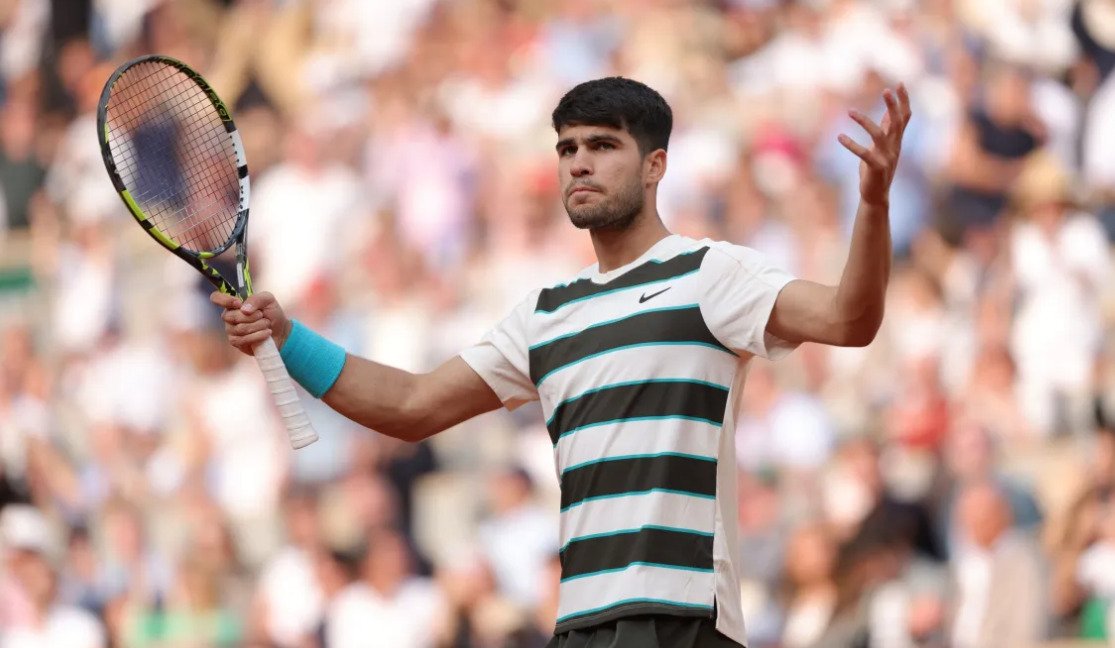 Alcaraz bate Sinner em final mais longa da história e é bi em Roland Garros Alcaraz bate Sinner em final mais longa da história e é bi em Roland Garros
