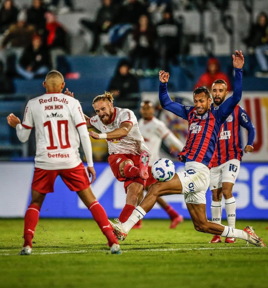 Bahia atropela Bragantino com golaços e cola nos líderes do Brasileiro Bahia atropela Bragantino com golaços e cola nos líderes do Brasileiro