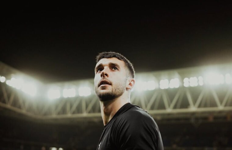 Barcelona anuncia contratação do goleiro Joan García, do Espanyol