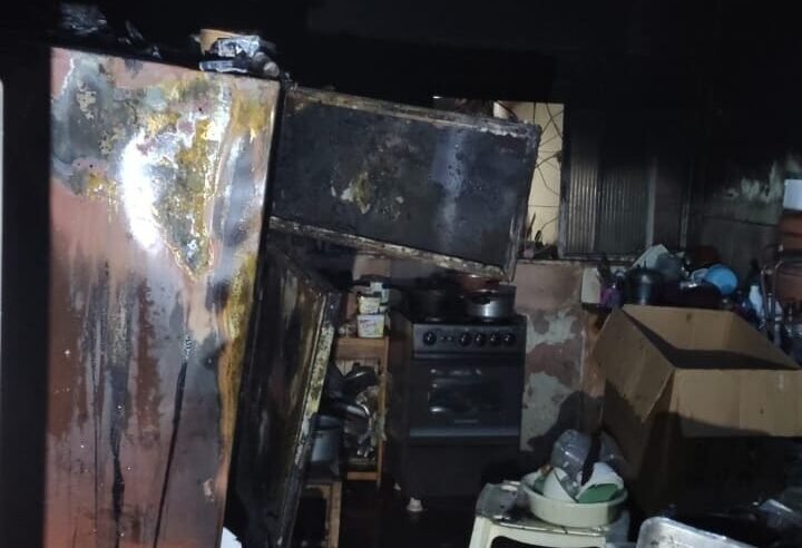 Bombeiros combatem incêndio em residência em Samambaia