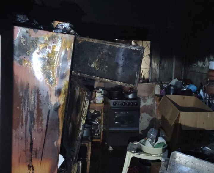 Bombeiros combatem incêndio em residência em Samambaia Bombeiros combatem incêndio em residência em Samambaia