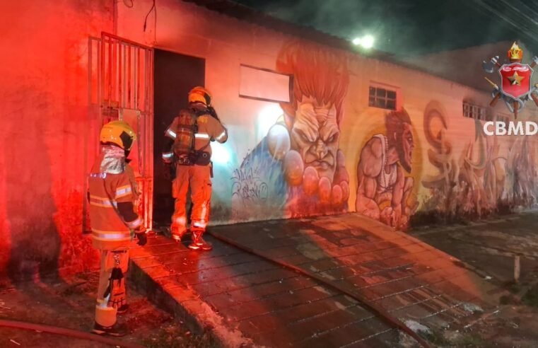 Bombeiros controlam incêndio em residência na Ceilândia