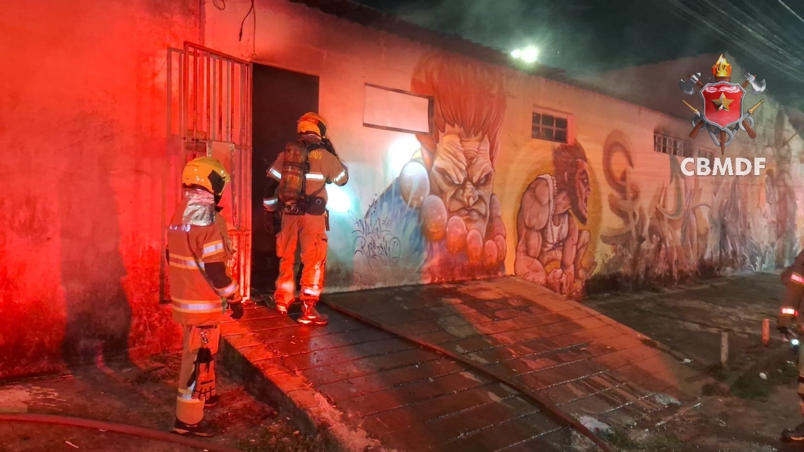 Bombeiros controlam incêndio em residência na Ceilândia Bombeiros controlam incêndio em residência na Ceilândia