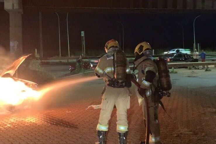 Bombeiros controlam incêndio em veículo na BR-040