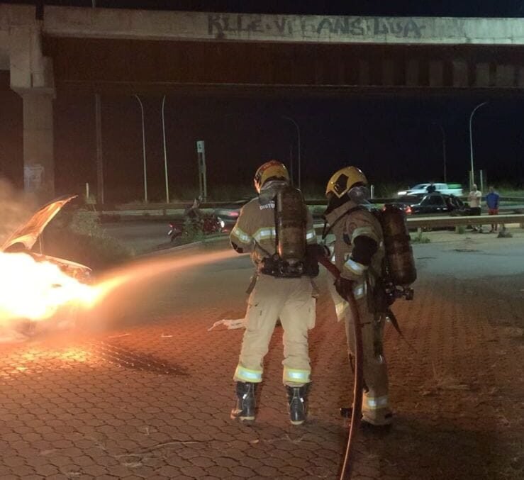 Bombeiros controlam incêndio em veículo na BR-040 Bombeiros controlam incêndio em veículo na BR-040