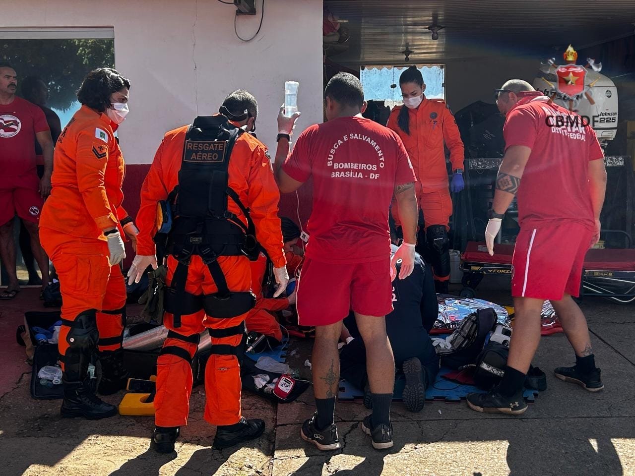 Bombeiros resgatam homem de 37 anos após afogamento próximo à Ponte JK Bombeiros resgatam homem de 37 anos após afogamento próximo à Ponte JK