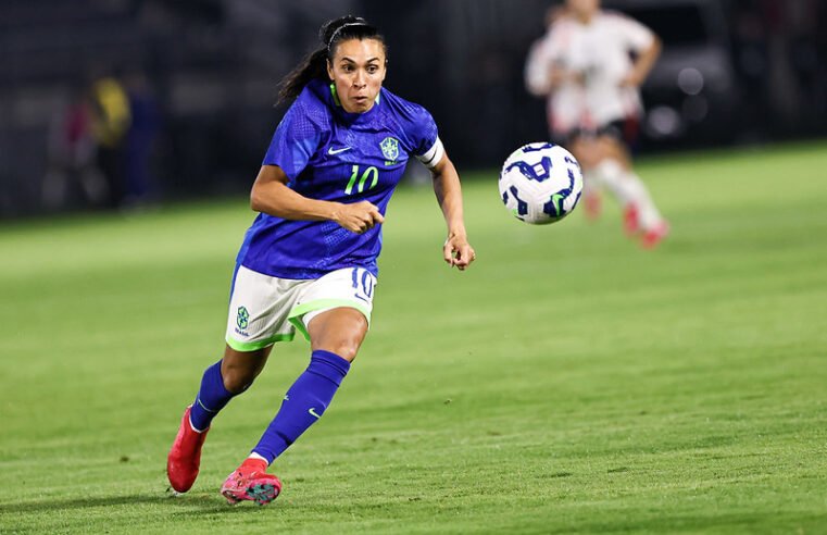 Brasil aproveita gol contra e busca virada em amistoso contra o Japão