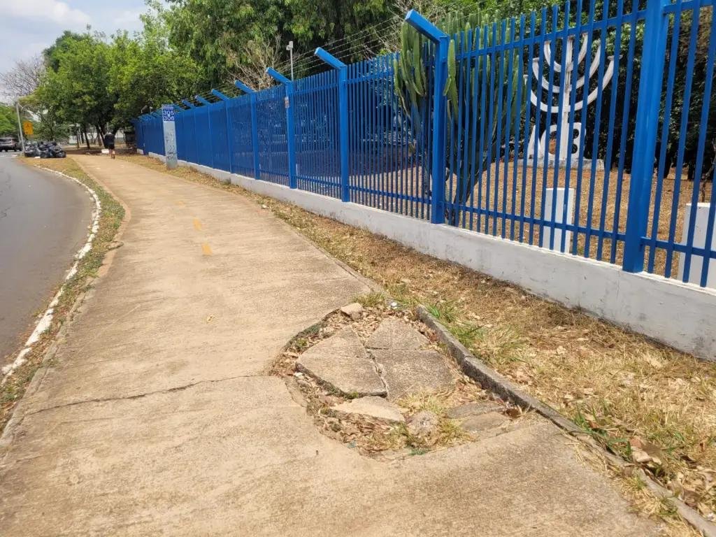 Calçadas danificadas na Asa Norte causam quedas em moradores