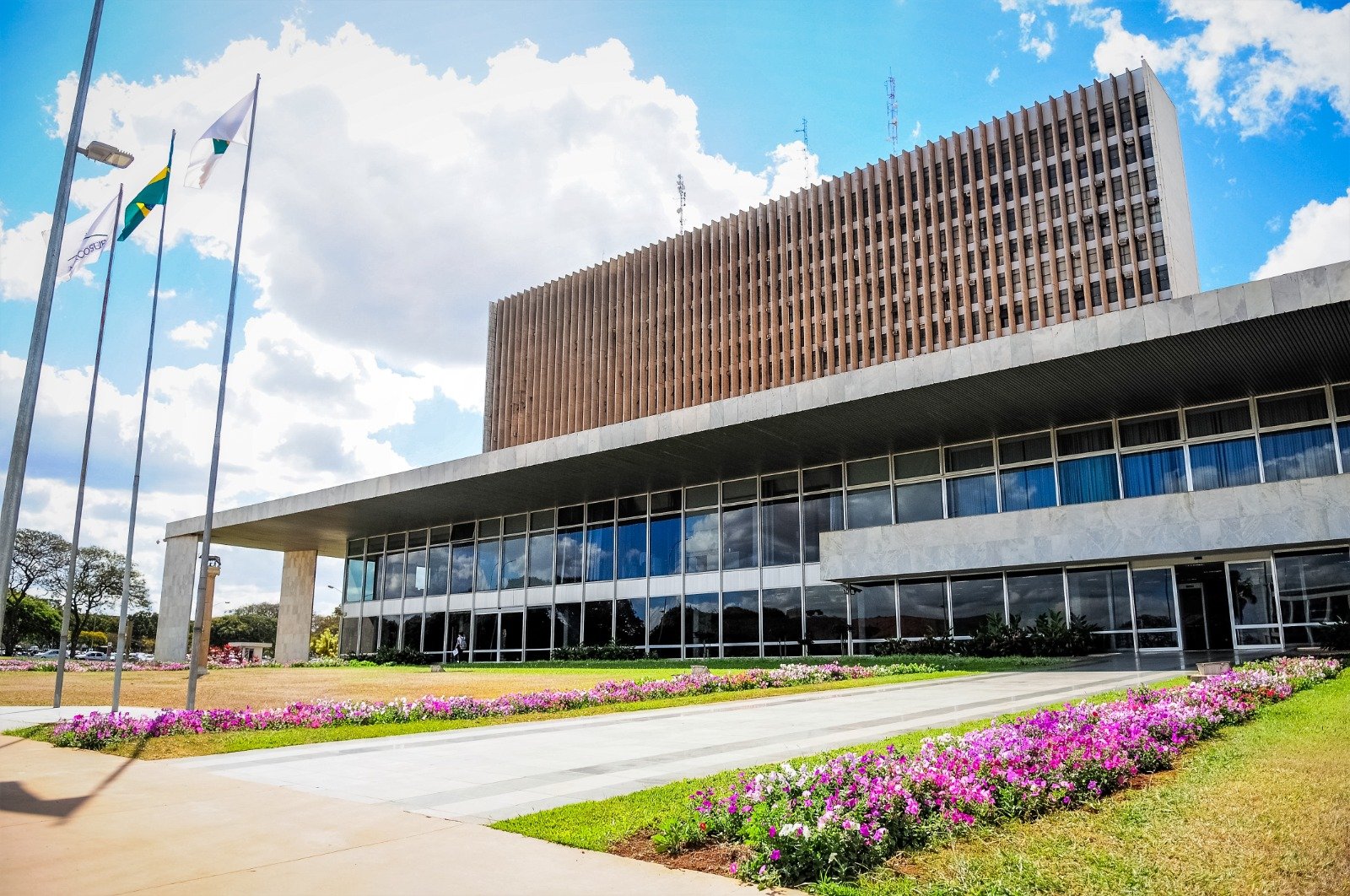 Câmara Legislativa aprova projeto para socorrer superendividados do GDF Câmara Legislativa aprova projeto para socorrer superendividados do GDF