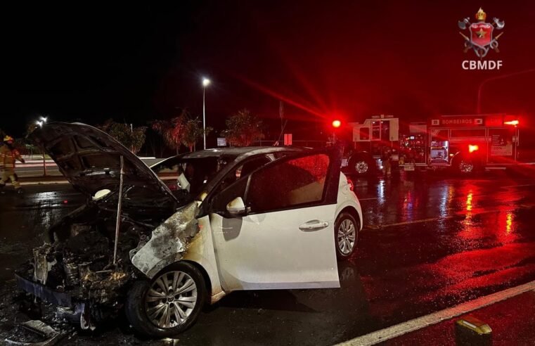 Carro pega fogo ao lado do anexo do Planalto e mobiliza Corpo de Bombeiros