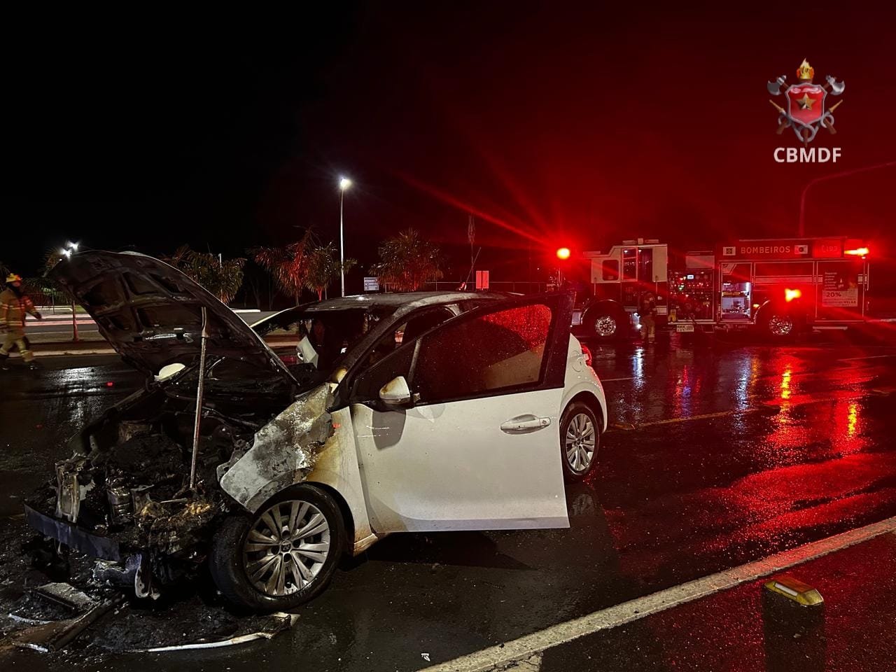 Carro pega fogo ao lado do anexo do Planalto e mobiliza Corpo de Bombeiros Carro pega fogo ao lado do anexo do Planalto e mobiliza Corpo de Bombeiros
