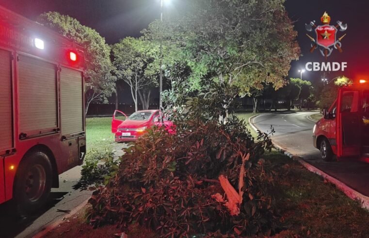 Colisão contra árvore deixa dois feridos em Santa Maria na madrugada deste domingo