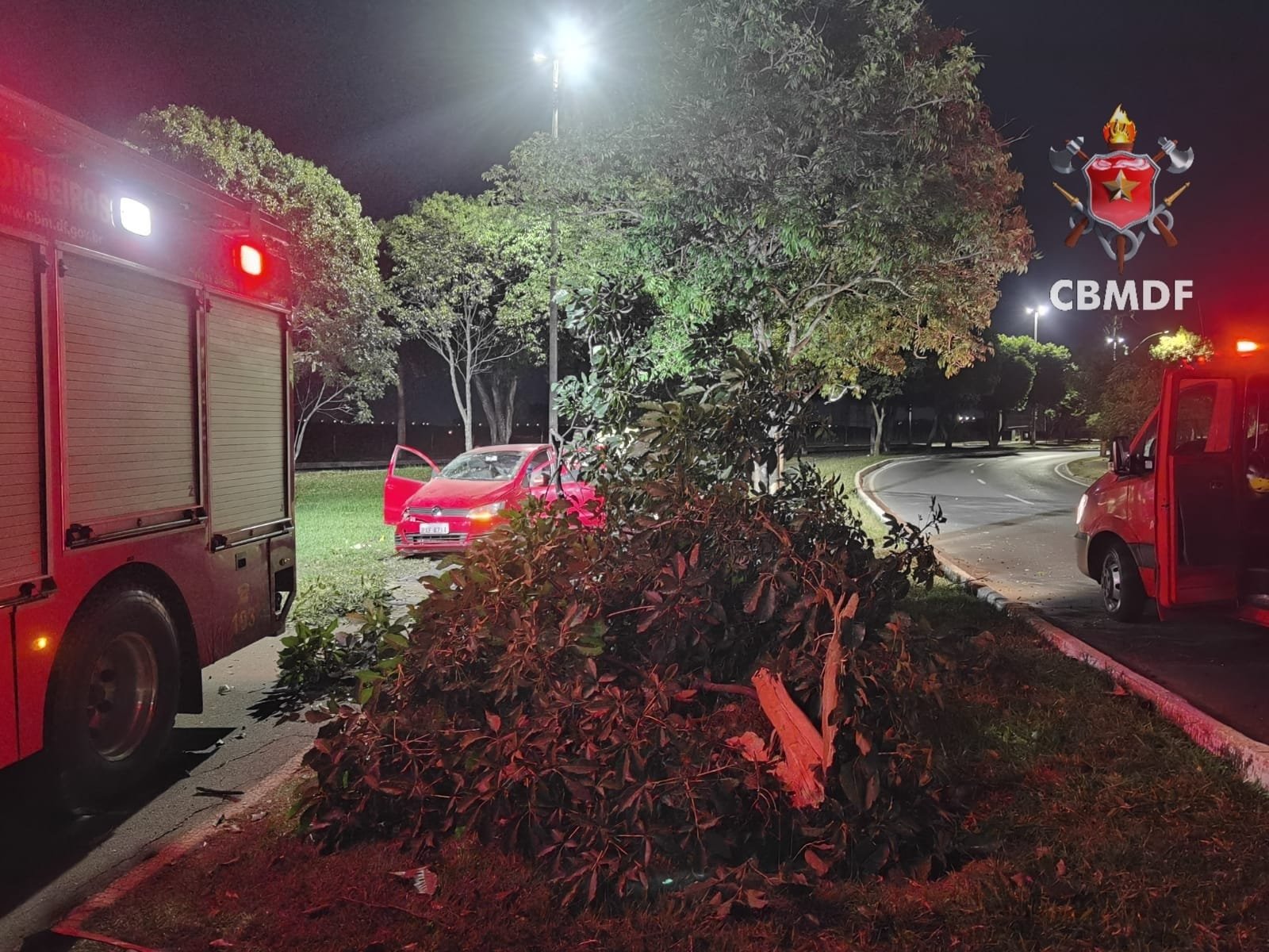 Colisão contra árvore deixa dois feridos em Santa Maria na madrugada deste domingo Colisão contra árvore deixa dois feridos em Santa Maria na madrugada deste domingo